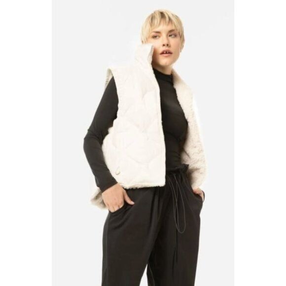 Magnlens Bradbury Reversible Vest in Cream - Picture 2 of 9